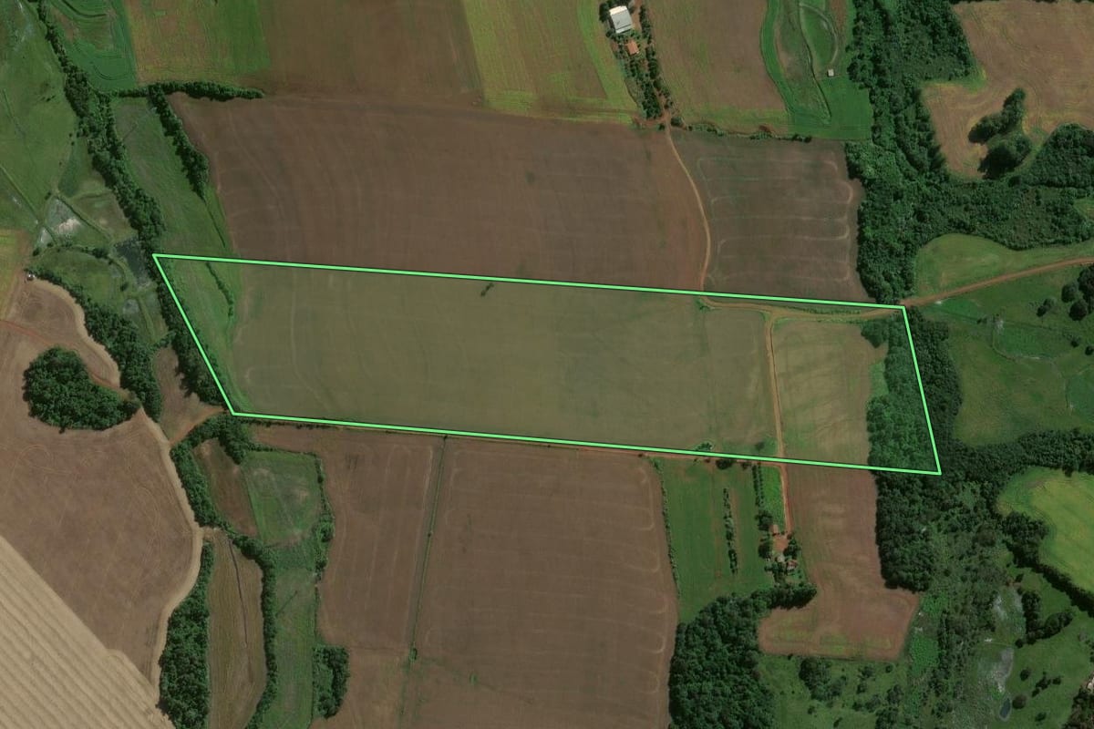 Imagem de satélite do imóvel rural em Eugênio de Castro (RS), com o contorno declarado no CAR desenhado por cima.