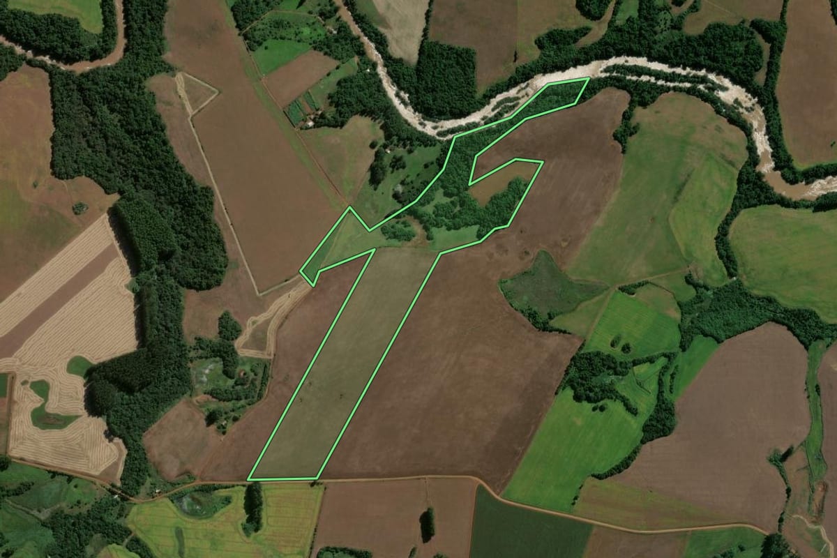 Imagem de satélite do imóvel rural em Eugênio de Castro (RS), com o contorno declarado no CAR desenhado por cima.
