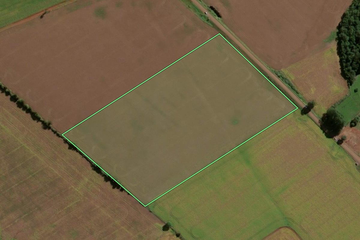 Imagem de satélite do imóvel rural em Eugênio de Castro (RS), com o contorno declarado no CAR desenhado por cima.