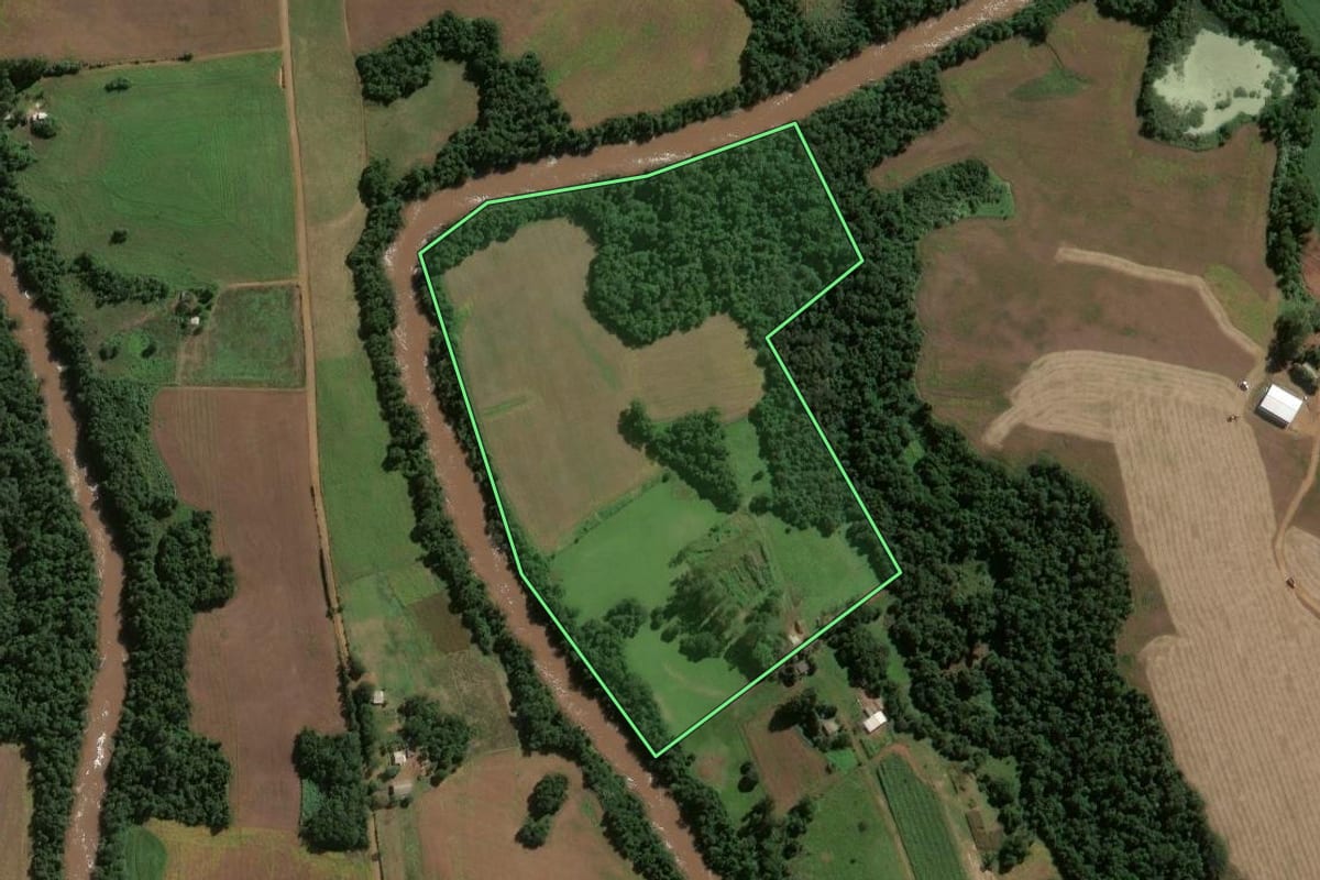 Imagem de satélite do imóvel rural em Eugênio de Castro (RS), com o contorno declarado no CAR desenhado por cima.