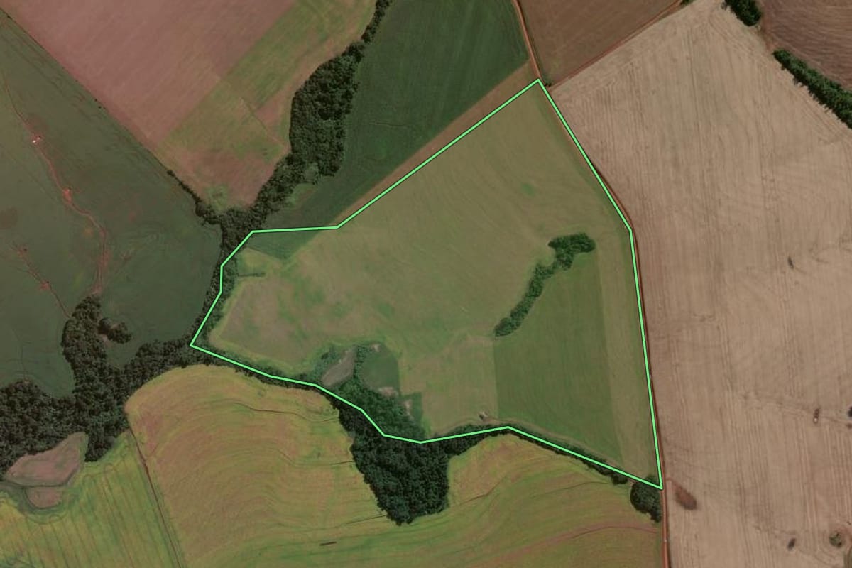 Imagem de satélite do imóvel rural em Eugênio de Castro (RS), com o contorno declarado no CAR desenhado por cima.
