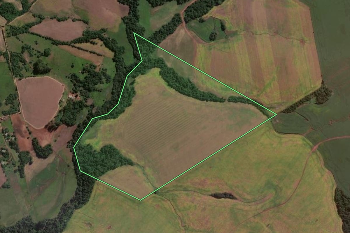 Imagem de satélite do imóvel rural em Eugênio de Castro (RS), com o contorno declarado no CAR desenhado por cima.