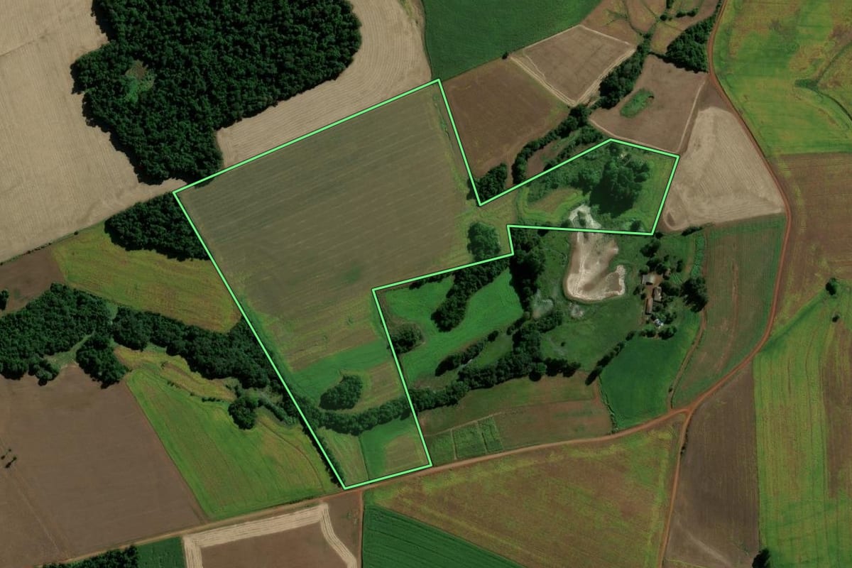 Imagem de satélite do imóvel rural em Eugênio de Castro (RS), com o contorno declarado no CAR desenhado por cima.