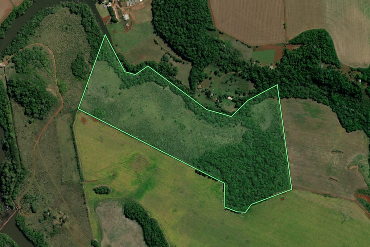 Imagem de satélite do imóvel rural em Eugênio de Castro (RS), com o contorno declarado no CAR desenhado por cima.