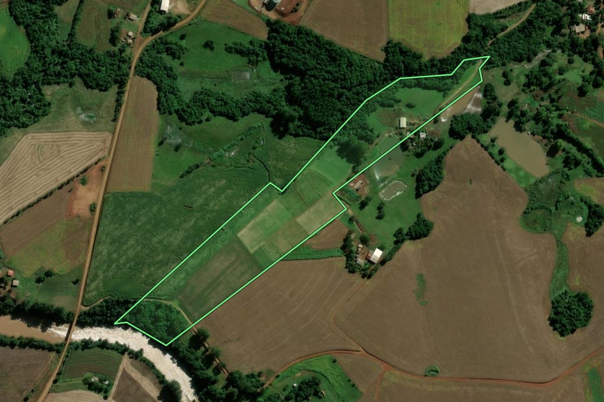Imagem de satélite do imóvel rural em Eugênio de Castro (RS), com o contorno declarado no CAR desenhado por cima.
