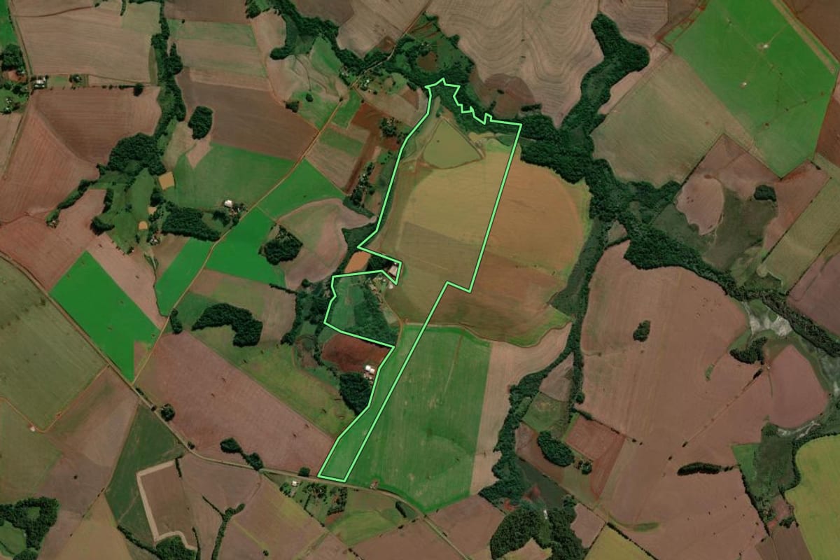 Imagem de satélite do imóvel rural em Eugênio de Castro (RS), com o contorno declarado no CAR desenhado por cima.