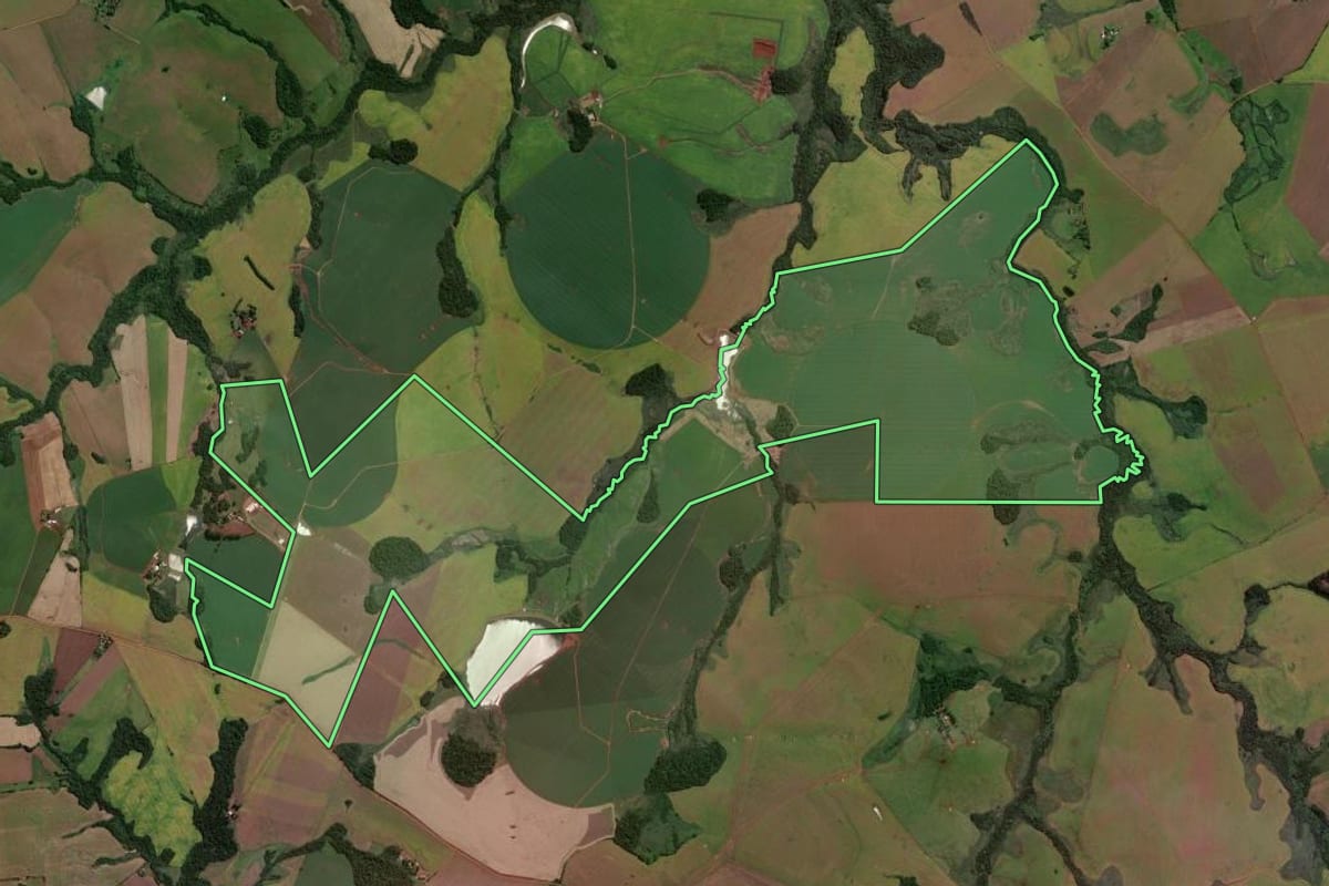 Imagem de satélite do imóvel rural em Eugênio de Castro (RS), com o contorno declarado no CAR desenhado por cima.