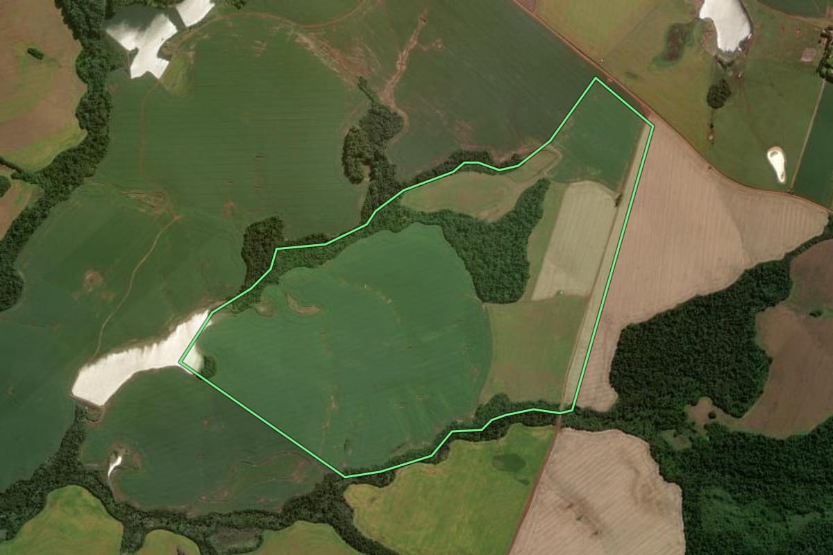 Imagem de satélite do imóvel rural em Eugênio de Castro (RS), com o contorno declarado no CAR desenhado por cima.