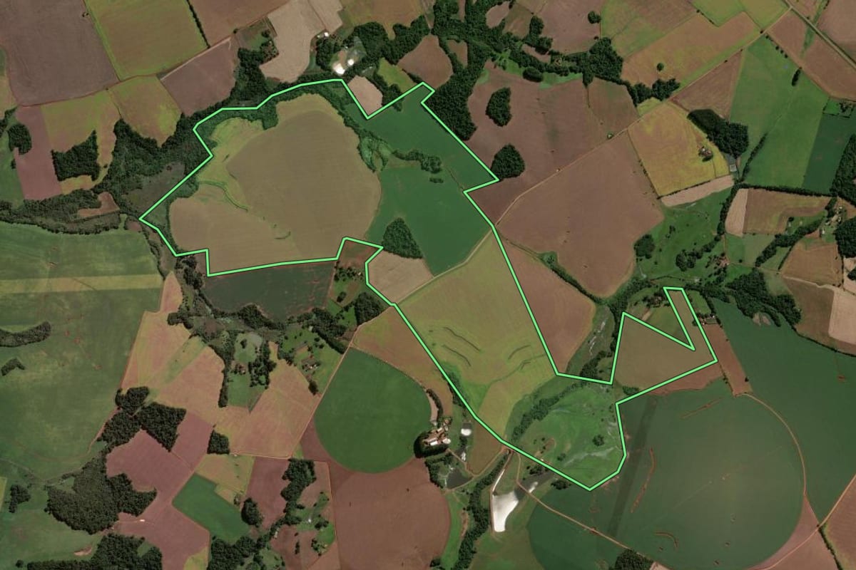 Imagem de satélite do imóvel rural em Eugênio de Castro (RS), com o contorno declarado no CAR desenhado por cima.