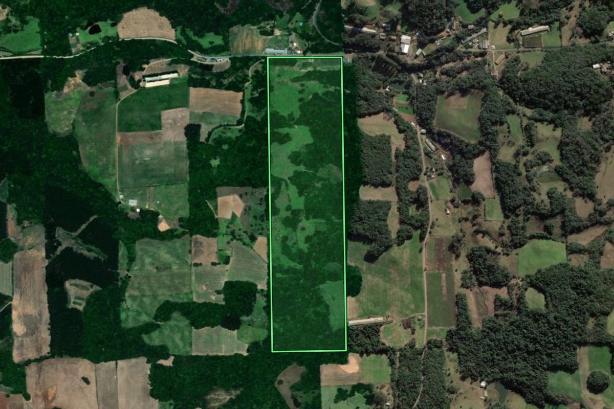 Imagem de satélite do imóvel rural em Fagundes Varela (RS), com o contorno declarado no CAR desenhado por cima.