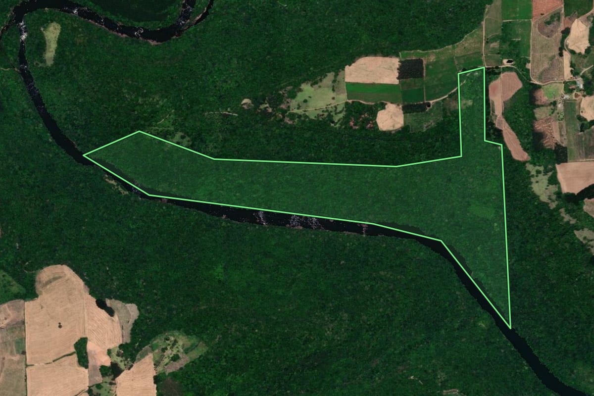 Imagem de satélite do imóvel rural em Fagundes Varela (RS), com o contorno declarado no CAR desenhado por cima.