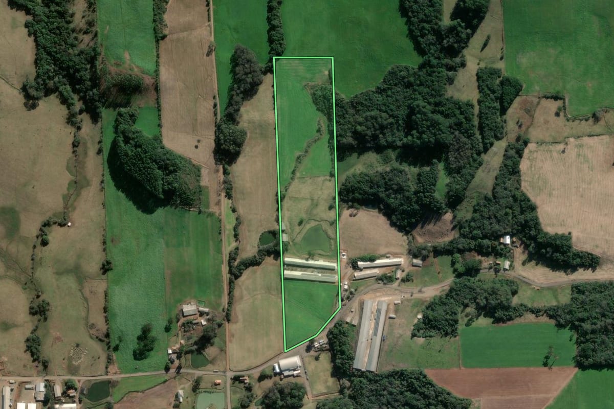Imagem de satélite do imóvel rural em Fagundes Varela (RS), com o contorno declarado no CAR desenhado por cima.