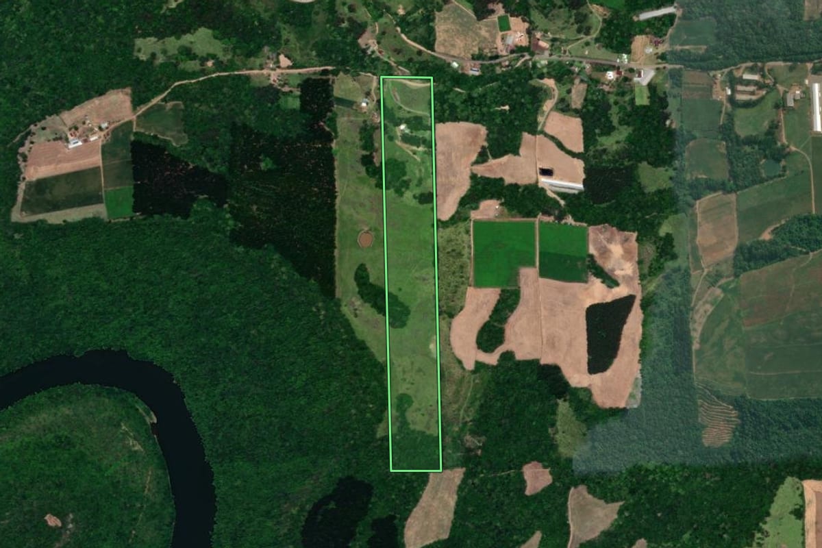 Imagem de satélite do imóvel rural em Fagundes Varela (RS), com o contorno declarado no CAR desenhado por cima.