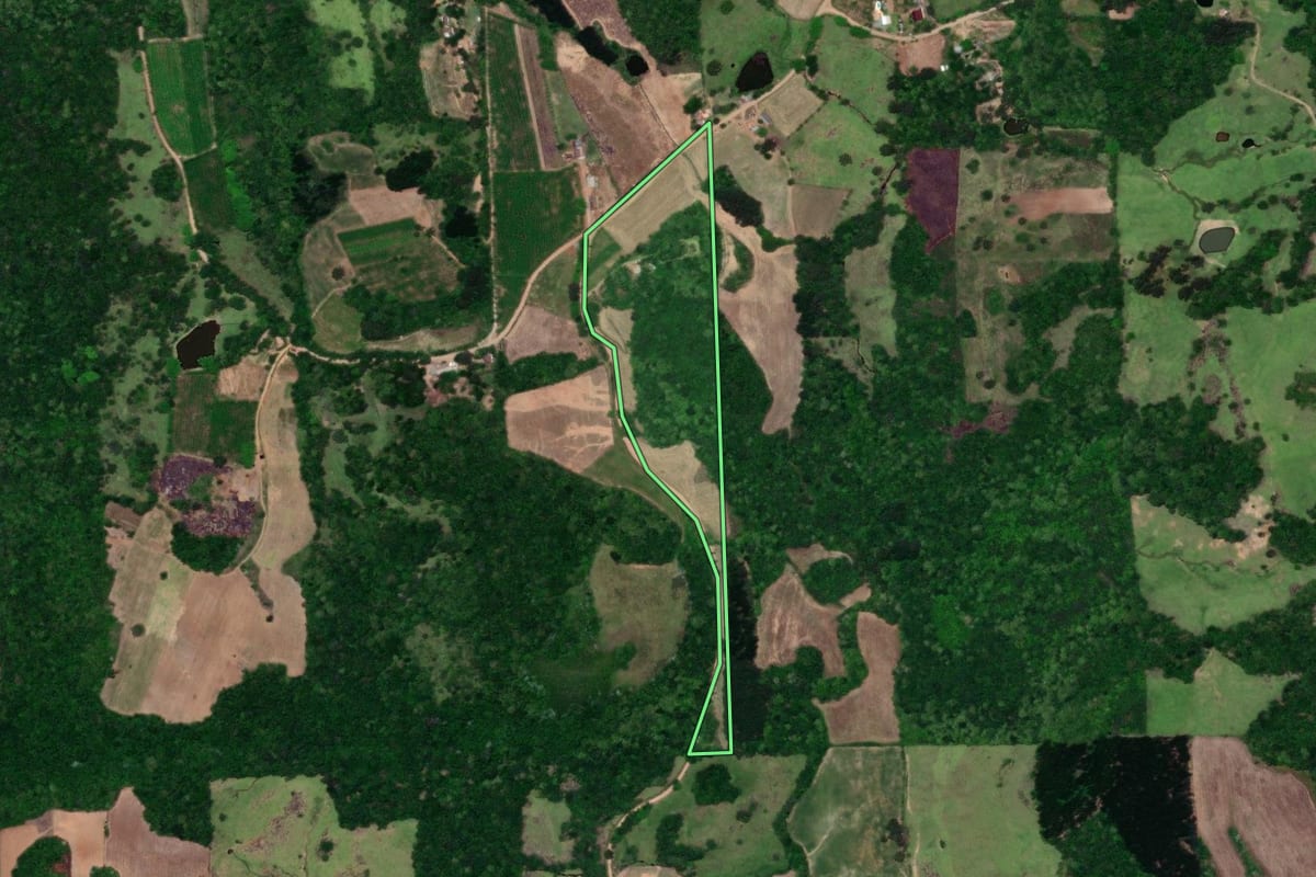 Imagem de satélite do imóvel rural em Fagundes Varela (RS), com o contorno declarado no CAR desenhado por cima.