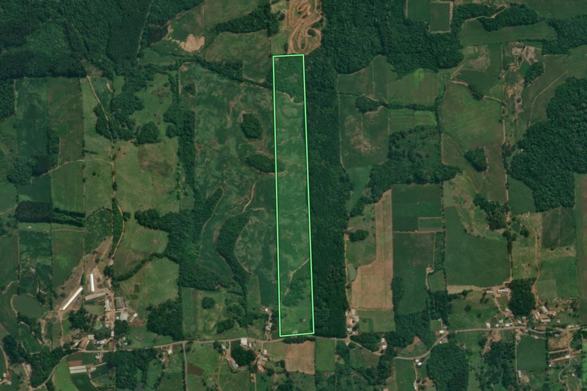 Imagem de satélite do imóvel rural em Fagundes Varela (RS), com o contorno declarado no CAR desenhado por cima.