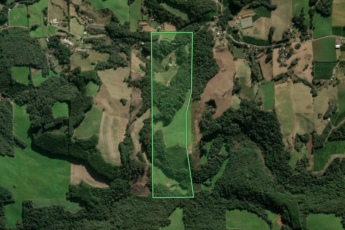 Imagem de satélite do imóvel rural em Fagundes Varela (RS), com o contorno declarado no CAR desenhado por cima.