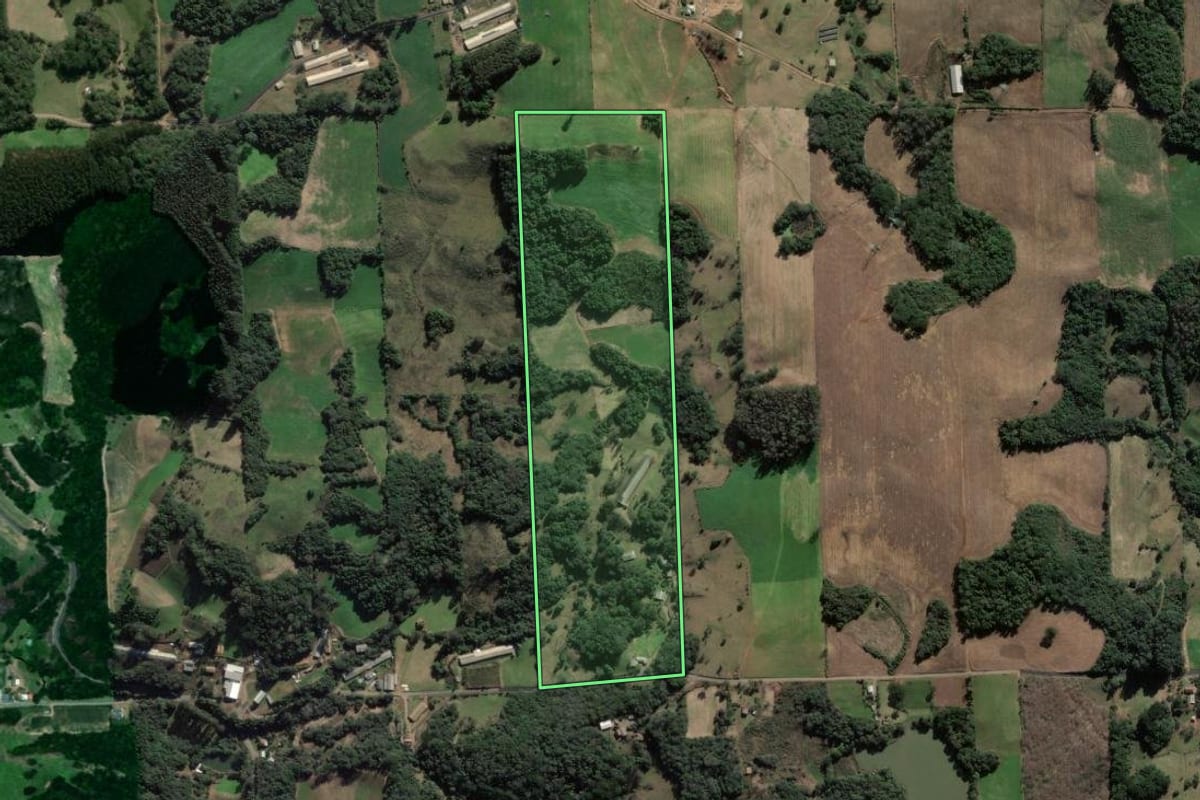 Imagem de satélite do imóvel rural em Fagundes Varela (RS), com o contorno declarado no CAR desenhado por cima.