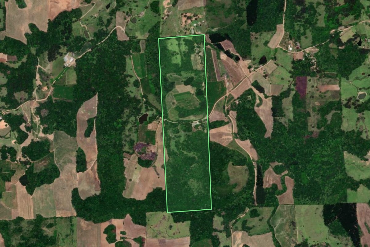 Imagem de satélite do imóvel rural em Fagundes Varela (RS), com o contorno declarado no CAR desenhado por cima.