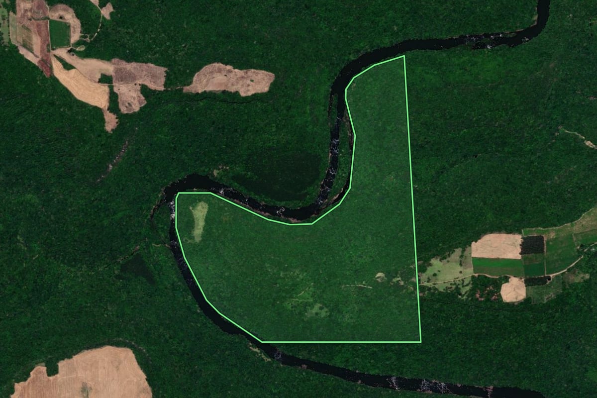 Imagem de satélite do imóvel rural em Fagundes Varela (RS), com o contorno declarado no CAR desenhado por cima.