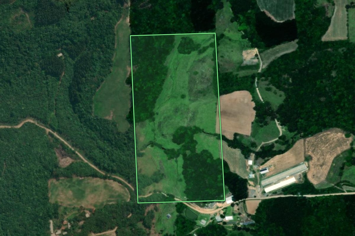 Imagem de satélite do imóvel rural em Fagundes Varela (RS), com o contorno declarado no CAR desenhado por cima.