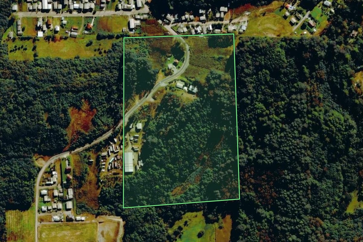 Imagem de satélite do imóvel rural em Farroupilha (RS), com o contorno declarado no CAR desenhado por cima.