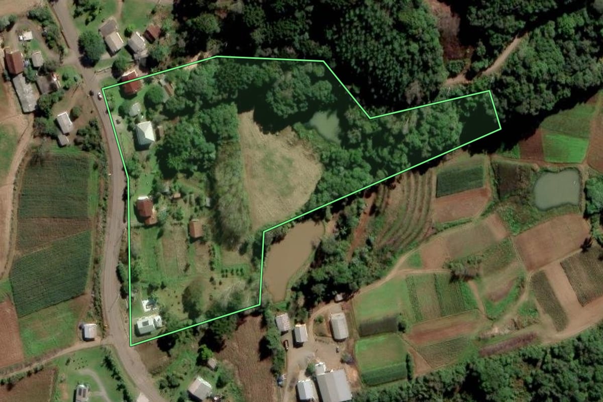 Imagem de satélite do imóvel rural em Farroupilha (RS), com o contorno declarado no CAR desenhado por cima.