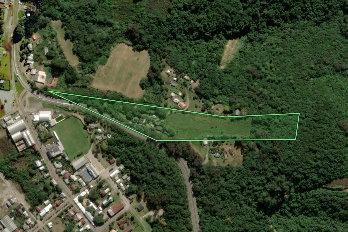 Imagem de satélite do imóvel rural em Farroupilha (RS), com o contorno declarado no CAR desenhado por cima.