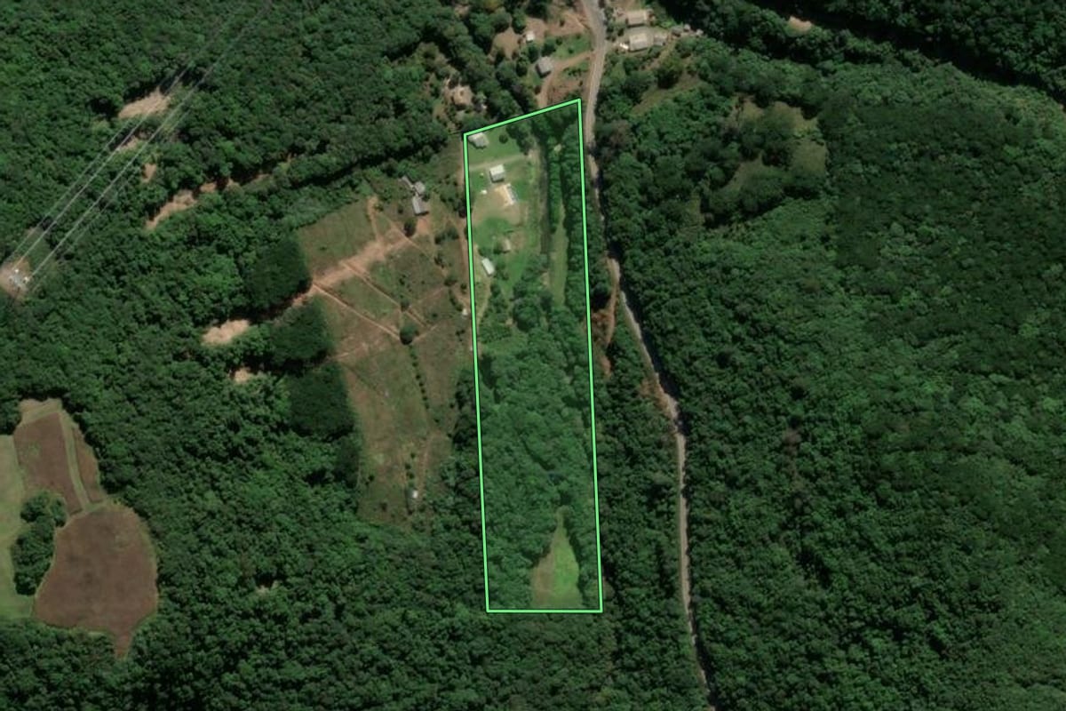 Imagem de satélite do imóvel rural em Farroupilha (RS), com o contorno declarado no CAR desenhado por cima.