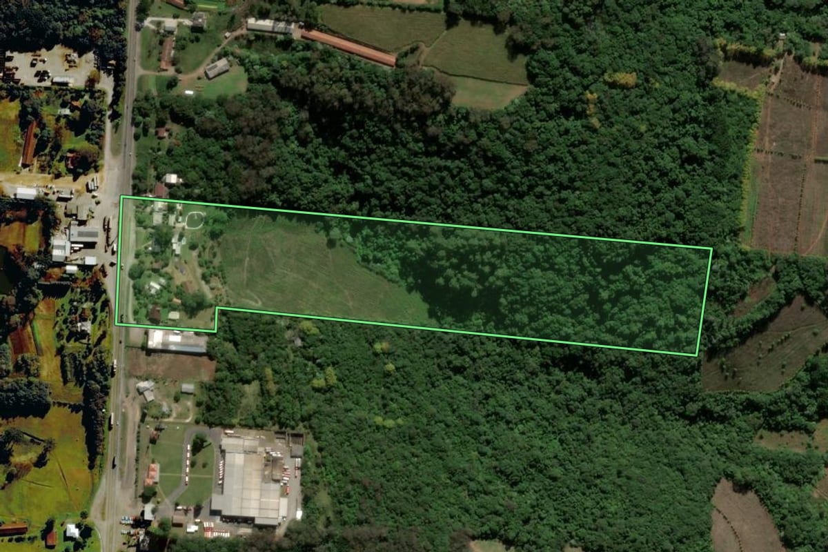 Imagem de satélite do imóvel rural em Farroupilha (RS), com o contorno declarado no CAR desenhado por cima.