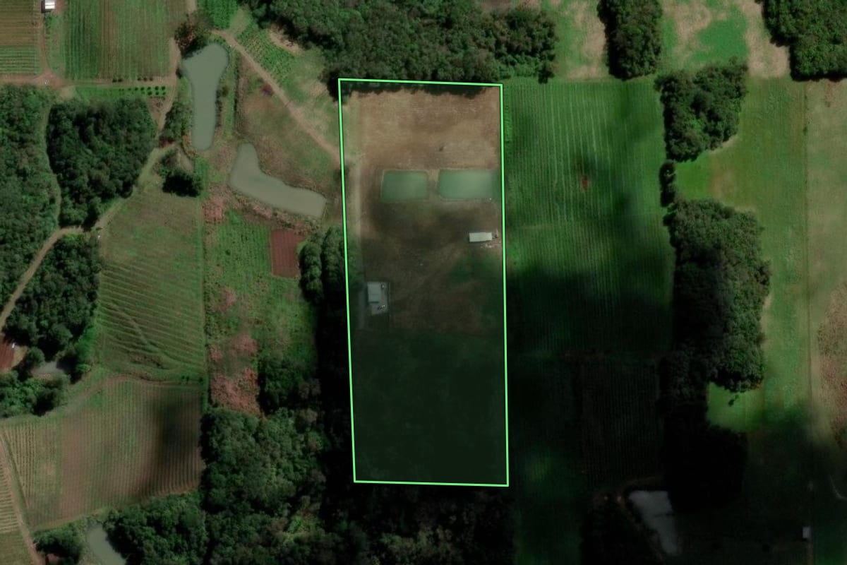 Imagem de satélite do imóvel rural em Farroupilha (RS), com o contorno declarado no CAR desenhado por cima.