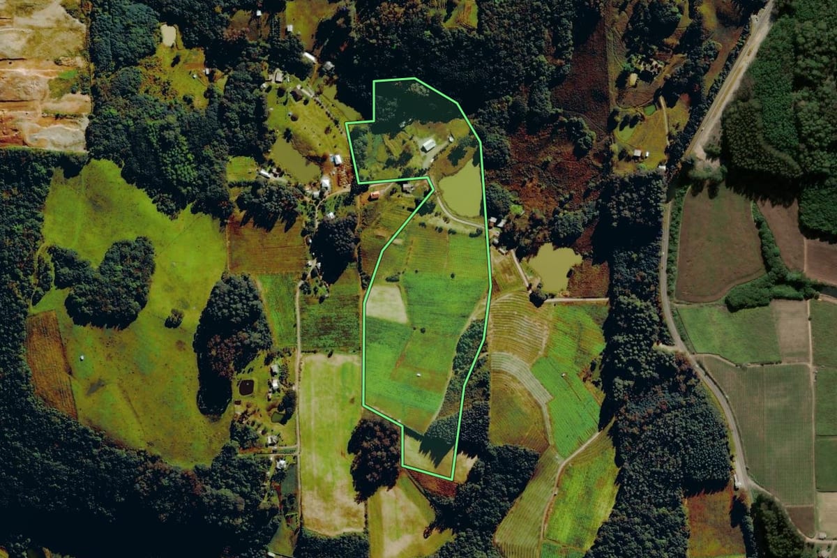 Imagem de satélite do imóvel rural em Farroupilha (RS), com o contorno declarado no CAR desenhado por cima.