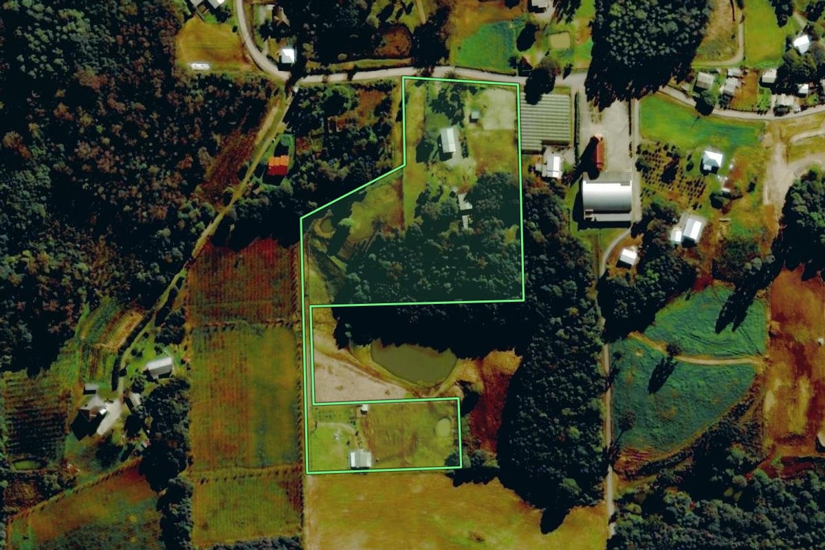 Imagem de satélite do imóvel rural em Farroupilha (RS), com o contorno declarado no CAR desenhado por cima.