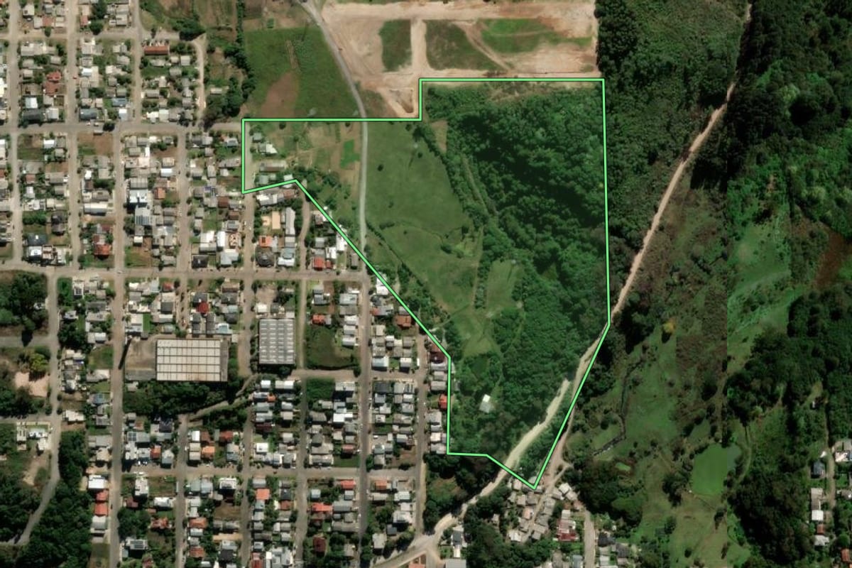 Imagem de satélite do imóvel rural em Farroupilha (RS), com o contorno declarado no CAR desenhado por cima.
