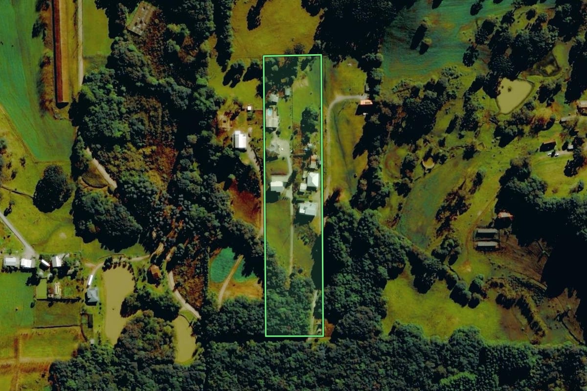 Imagem de satélite do imóvel rural em Farroupilha (RS), com o contorno declarado no CAR desenhado por cima.
