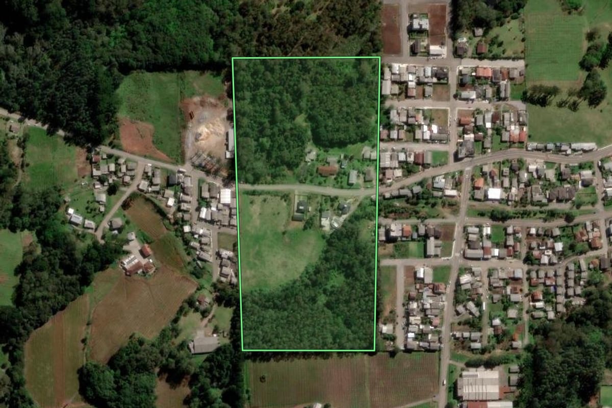 Imagem de satélite do imóvel rural em Farroupilha (RS), com o contorno declarado no CAR desenhado por cima.