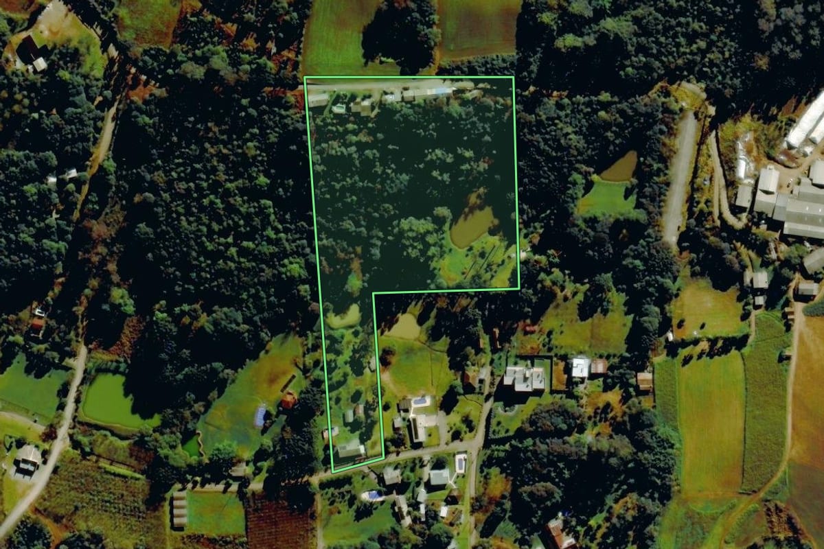 Imagem de satélite do imóvel rural em Farroupilha (RS), com o contorno declarado no CAR desenhado por cima.