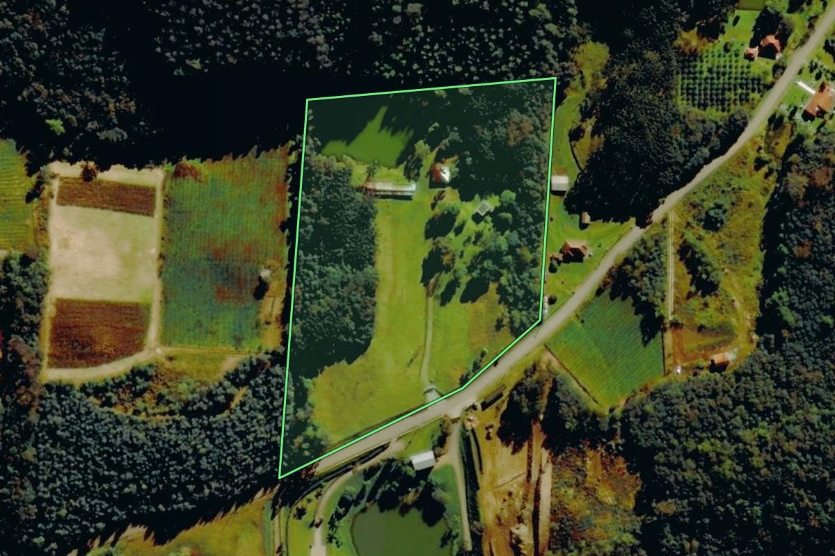 Imagem de satélite do imóvel rural em Farroupilha (RS), com o contorno declarado no CAR desenhado por cima.