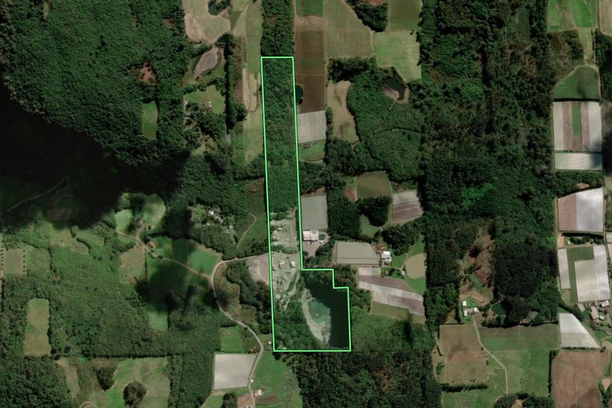 Imagem de satélite do imóvel rural em Farroupilha (RS), com o contorno declarado no CAR desenhado por cima.