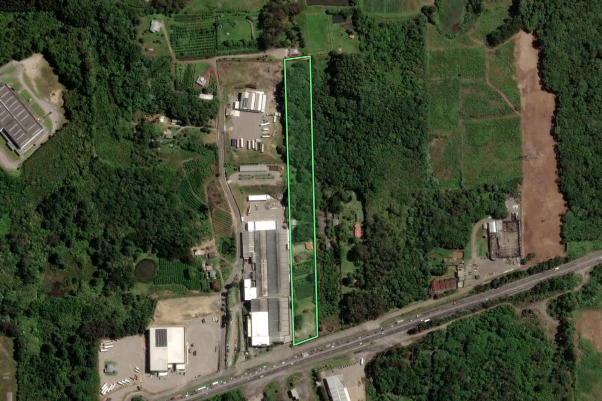 Imagem de satélite do imóvel rural em Farroupilha (RS), com o contorno declarado no CAR desenhado por cima.