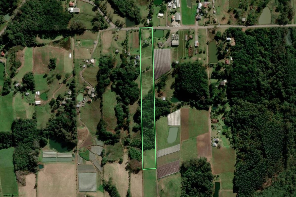 Imagem de satélite do imóvel rural em Farroupilha (RS), com o contorno declarado no CAR desenhado por cima.