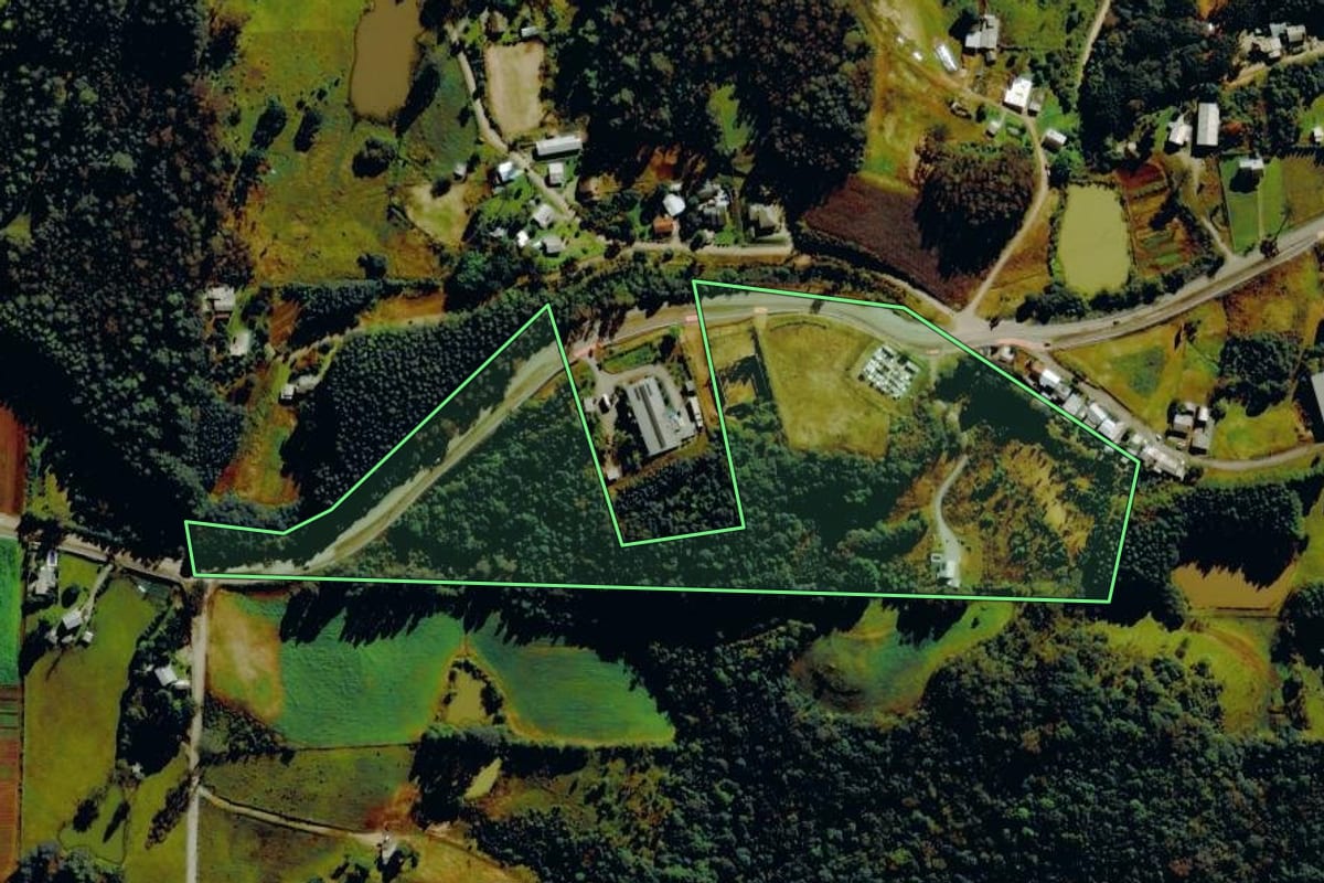 Imagem de satélite do imóvel rural em Farroupilha (RS), com o contorno declarado no CAR desenhado por cima.
