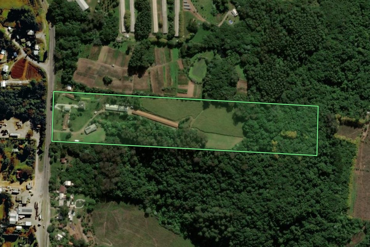 Imagem de satélite do imóvel rural em Farroupilha (RS), com o contorno declarado no CAR desenhado por cima.