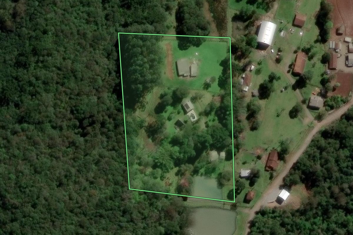 Imagem de satélite do imóvel rural em Farroupilha (RS), com o contorno declarado no CAR desenhado por cima.