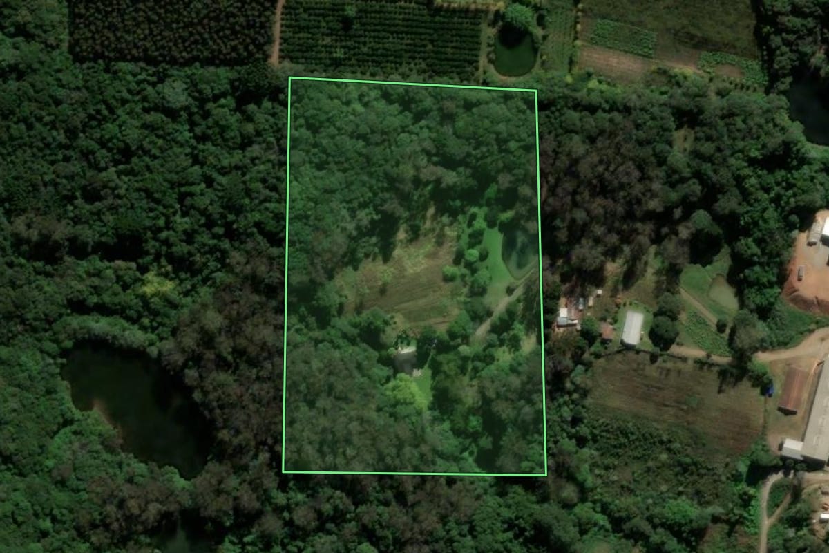 Imagem de satélite do imóvel rural em Farroupilha (RS), com o contorno declarado no CAR desenhado por cima.