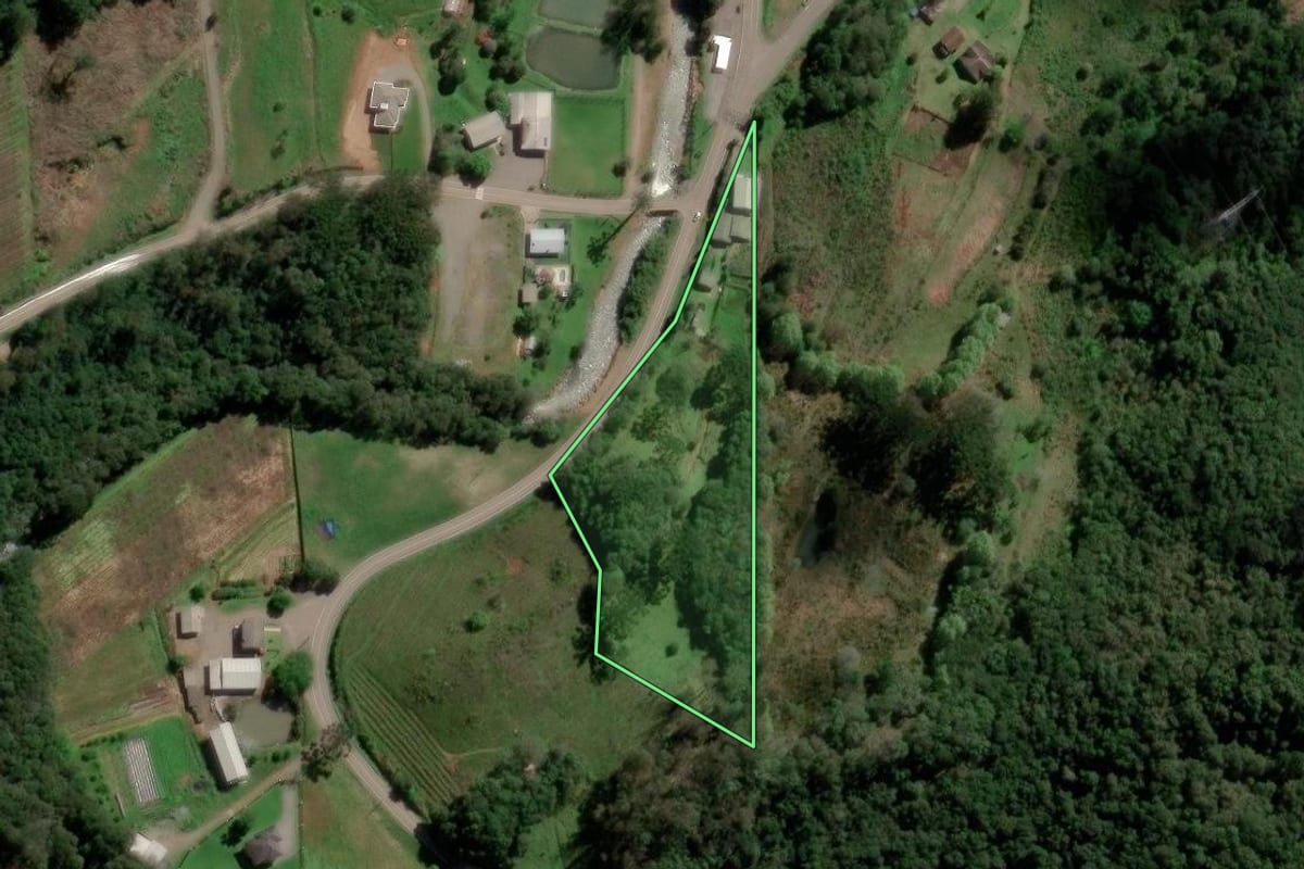 Imagem de satélite do imóvel rural em Farroupilha (RS), com o contorno declarado no CAR desenhado por cima.