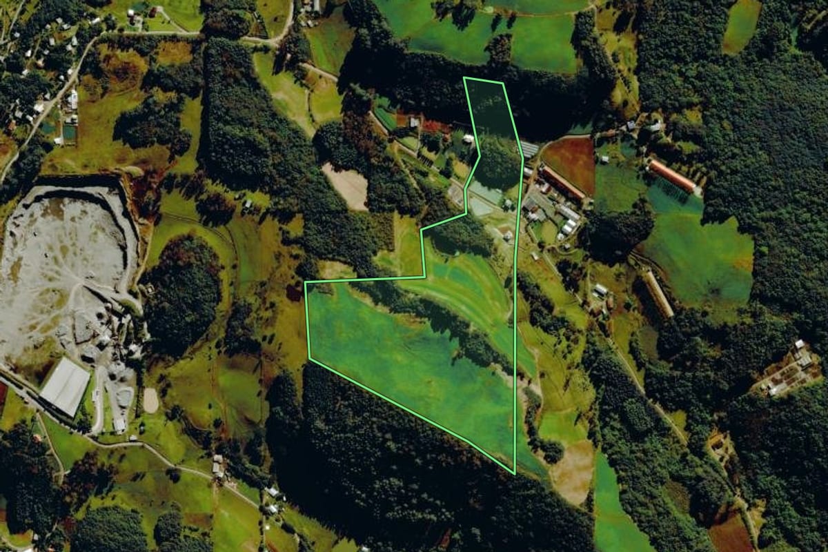 Imagem de satélite do imóvel rural em Farroupilha (RS), com o contorno declarado no CAR desenhado por cima.