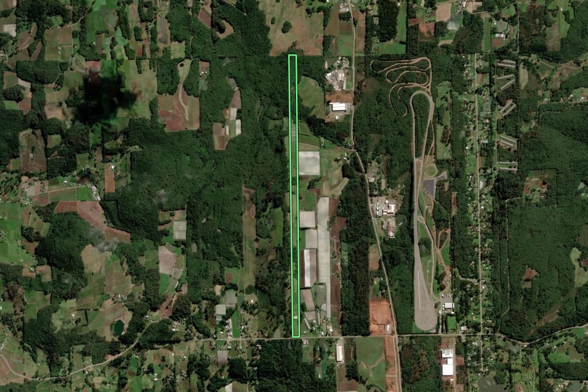 Imagem de satélite do imóvel rural em Farroupilha (RS), com o contorno declarado no CAR desenhado por cima.