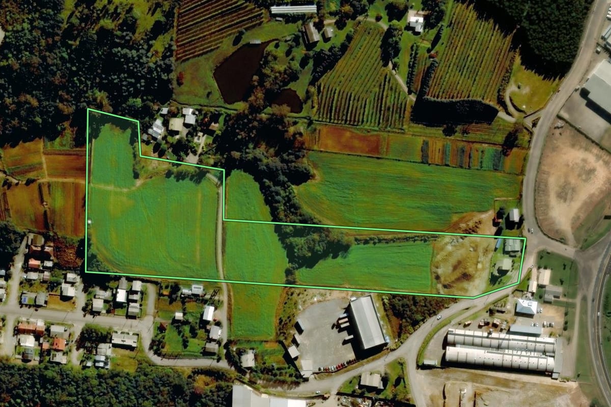 Imagem de satélite do imóvel rural em Farroupilha (RS), com o contorno declarado no CAR desenhado por cima.