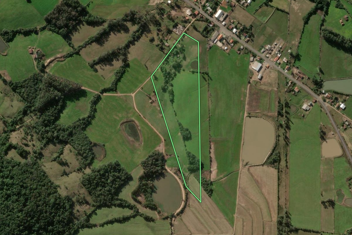 Imagem de satélite do imóvel rural em Faxinal do Soturno (RS), com o contorno declarado no CAR desenhado por cima.