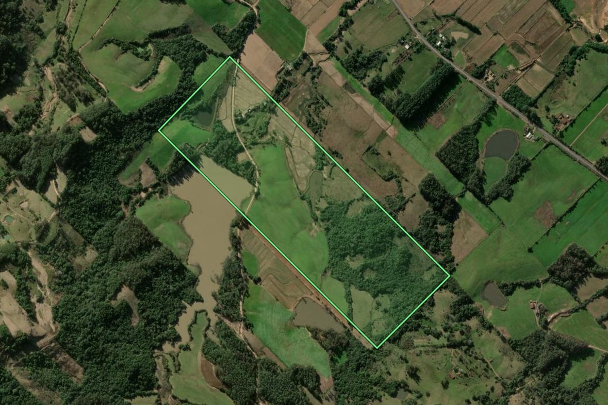 Imagem de satélite do imóvel rural em Faxinal do Soturno (RS), com o contorno declarado no CAR desenhado por cima.
